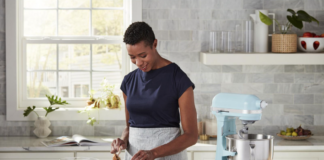 Femme préparant un repas